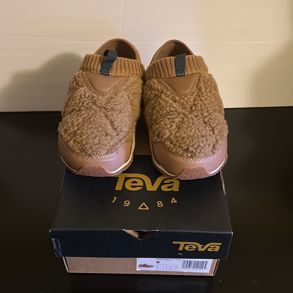 TEVA WOMENS FLEECE SHOES